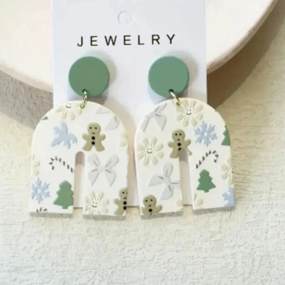 Green Tonal Gingerbread Print Holiday Christmas Earrings - Resin - NEW - Picture 2 of 3